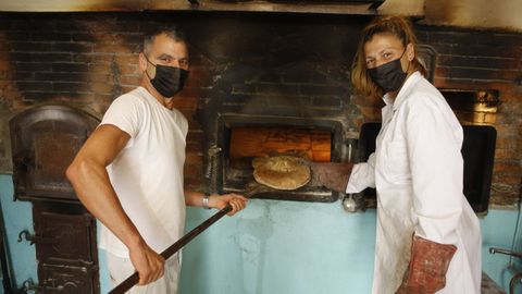 En la imagen, Luis Pérez y Carmen Gabilondo. Ambos cambiaron sus oficios (él trabajaba de electricista y ella, sevillana de origen, en la Escuela de Idiomas de Viveiro) por dedicarse a hacer pan en un horno de leña que también tiene 60 años de historia y que conserva partes originales.