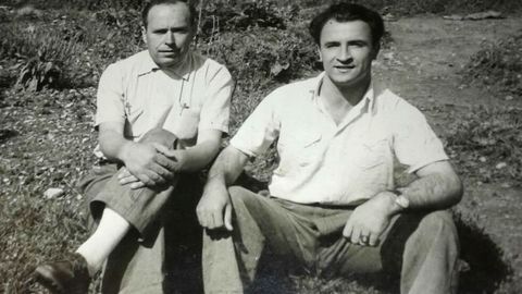 Francisco Lestegás (izquierda) que fundó Panadería de Galdo, junto al albañil que instaló el horno, que sigue en pie. Como curiosidad, fue aislado con arena de playa que aún queda en el río cercano.