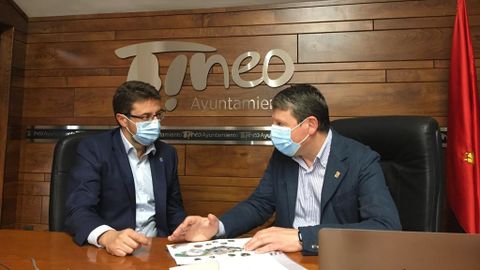 El consejero de Industria, Empleo, y Promoción Económica, Enrique Fernández, y el alcalde de Tineo, José Ramón Feito, durante su reunión en la sede del ayuntamiento