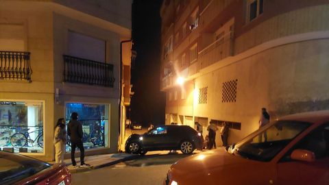 El conductor del coche perdió el control del vehículo y chocó contra un edificio en el centro urbano de Bueu