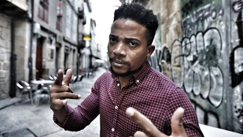 Russo Nnandong rodó en un bar de la calle Lepanto el videoclip de su nuevo tema