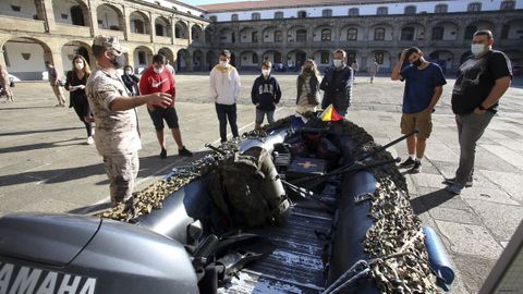 En el patio central del Cuartel de Dolores se exhiben equipos y material de los infantes de Marina, como una embarcación y diferentes armas