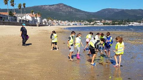 Rosa Millán enseñó a mariscar a un grupo de alumnos del Salustiano Rey Eiras de A Pobra