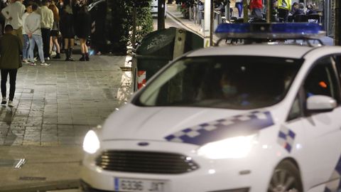 En una imagen de archivo, una patrulla de la Policía Local de Santiago en un operativo de control de la movida nocturna