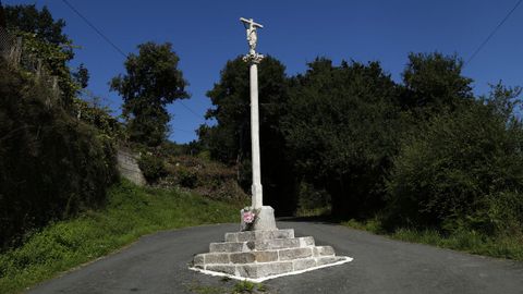 El cruceiro de Abuín acaba de volver a instalarse en su lugar original, en el medio de una carretera secundaria de la parroquia de Santo Isidoro de Posmarcos de A Pobra