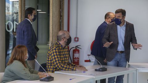 El conselleiro de Cultura, Román Rodríguez, presentó la iniciativa a representantes del sector cultural en el edificio Fontán