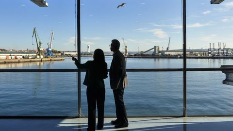 La alcaldesa, Inés Rey, y el presidente de la lonja, Juan Carlos Corrás, en el edificio del Muro donde ayer firmaron un convenio para crear un sello distintivo del pescado y el marisco descargados en A Coruña