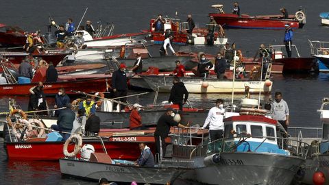 Pescadores de bajura y mariscadores de distintas edades, en una concentración en A Illa de Arousa, el pasado marzo en protesta por la declaración telemática y la geolocalización
