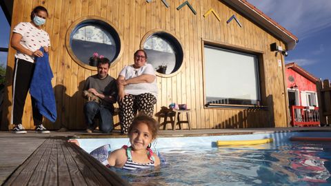 Turistas en las Cabañas de Vendaval, en Malpica