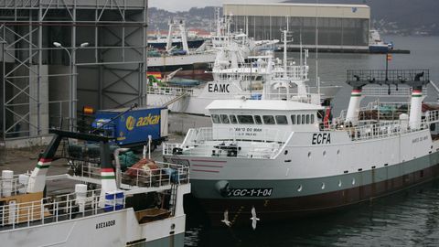 A la derecha, el Santo do Mar, atracado en Marín en el 2010, antes de ser alargado 10 metros