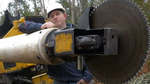 Enrique Castro, gerente de Forestal Santomé, posa en la foto superior junto a una podadora telescópica Jarraff.