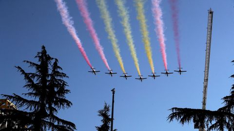Los aviones de la Patrulla Águila sueltan el humo para dibujar la bandera española en el desfile del Día de la Hispanidad