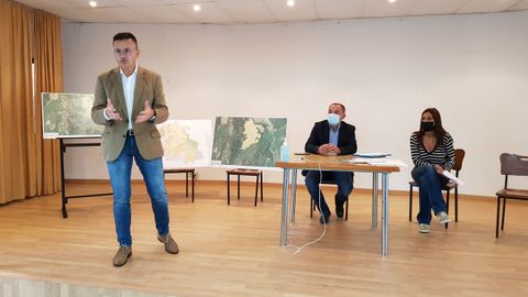 El conselleiro de Medio Rural explicó a los vecinos de Arnoia las ventajas de unir sus terrenos en un polígono agroforestal