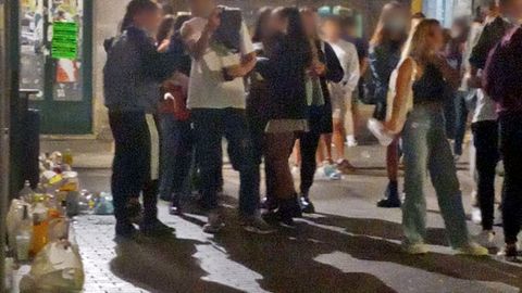 Bolsas del botellón en una noche de este mes de octubre en la zona de Valentín García Escudero