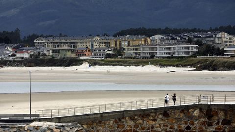 Vista de parte del litoral de Barreiros desde la playa y el paseo de A Rapadoira, en Foz.