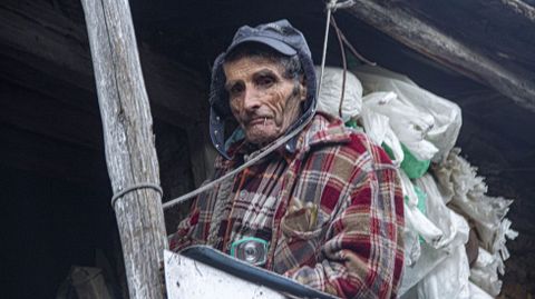 Dámaso Álvarez López, fotografiado en el corredor su casa de Vilar de Mouros