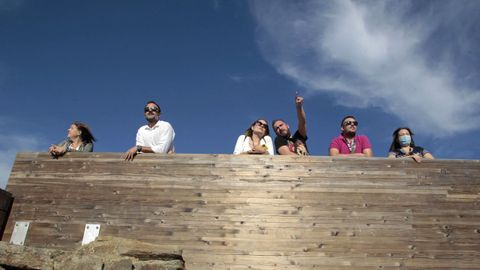 Turistas de Bilbao y de Toledo observan este fin de semana las viñas de Doade desde el mirador de Soutochao