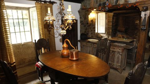 Estancia con la lareira y el comedor