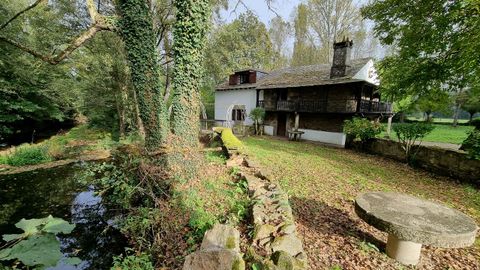 Exterior del molino, a orillas del río Sarria