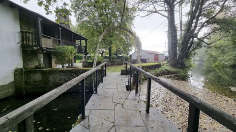 Exterior del molino, a orillas del río Sarria