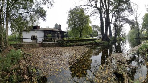 Exterior del molino, a orillas del río Sarria