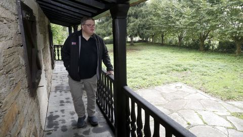 Uno de los sobrinos del matrimonio, Antón González, en el corredor de madera