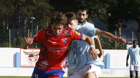 Rolle, del Viveiro, intenta frenar el avance de Adri Díaz, del Barco