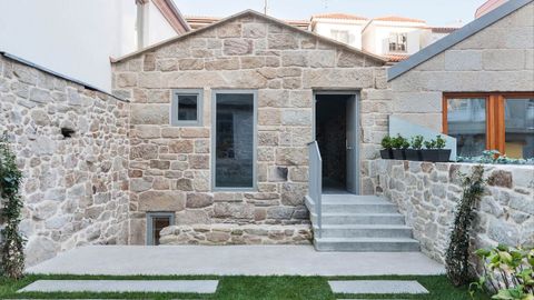 Fachada de una de las viviendas rehabilitadas en la calle Laranxo