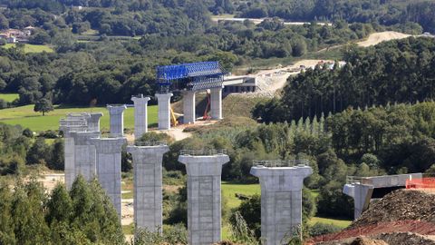 Ya comenzó a colocarse el tablero sobre el viaducto del Pambre de la A-54 entre Lugo y Santiago
