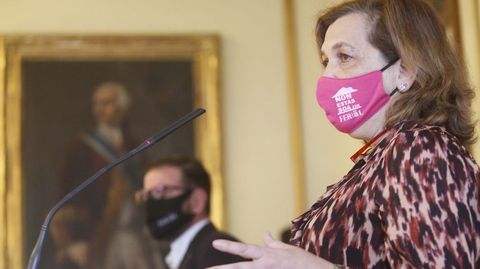María Teresa Deus en una comparecencia pública en el Concello, con el alcalde, Ángel Mato, en segundo plano