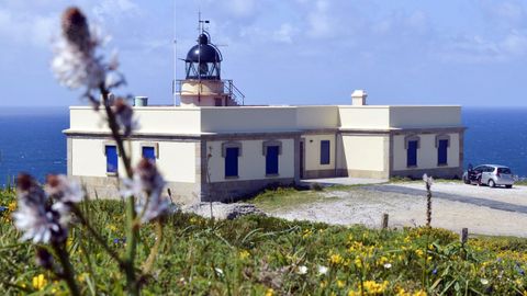 Vista del faro del cabo Prior, con dos viviendas desocupadas desde el año 1993