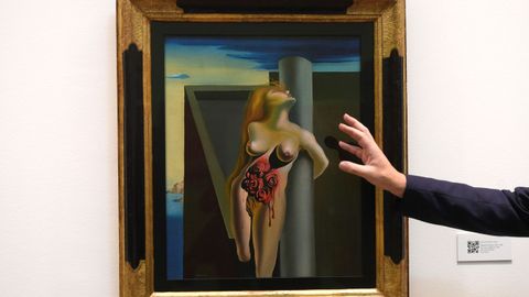 La icónica pintura de Dalí, Les Roses Sangrantes este miércoles en el Museo de Bellas Artes de Asturias.