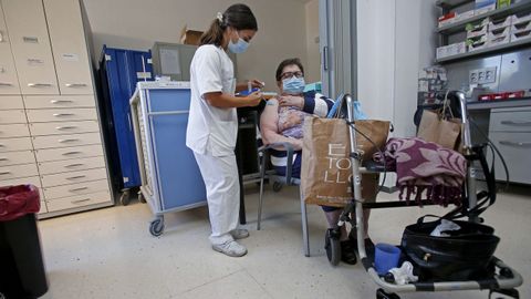 La vacunación contra el covid, en la imagen la tercera dosis en la residencia de Campolongo, continúa en los hospitales