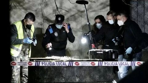 Investigadores examinan el pozo la noche en la que apareció el cadáver, el pasado 21 de febrero.