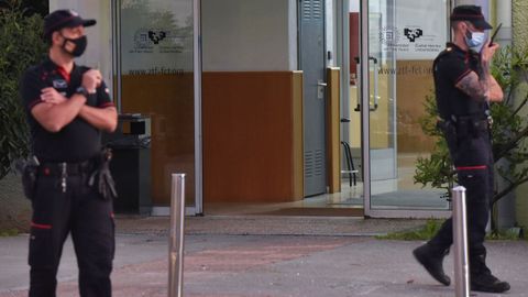 Agentes de la Ertzaintza establecieron un dispositivo de seguridad tras el tiroteo en la Facultad de Ciencias y Tecnología de la UPV/EHU en Vizcaya.