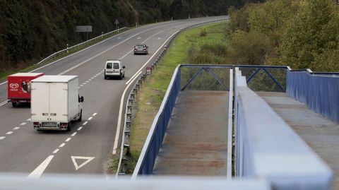 Tramo de la carretera N-120 que pasa por Rairos (Ribas de Sil). Esta carretera debería ser sustituida por la autovía A-76