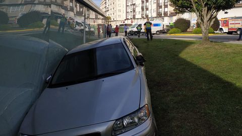 Colisión de un vehículo contra el lateral de la piscina municipal de Boiro.