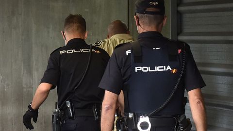 José Ramón Guerreiro Galdo, el presunto asesino de Mónica Marcos, mientras era trasladado al juzgado por la Policía Nacional