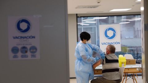 La vacunación continúa en los hospitales ourensanos