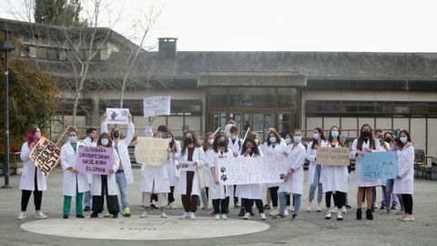 Los estudiantes se concentraron ante la entrada principal del edificio