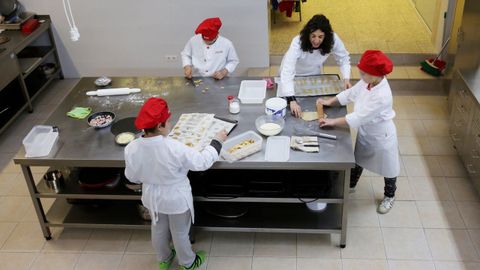 Alumnos en la cocina del centro de educación especial de Panxón, en Nigrán