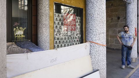 Carlos llegó a Ourense con su madre hace año y medio