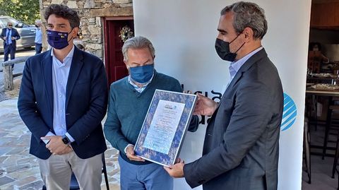 Entrega del sello de garantía a los responsables de la bodega