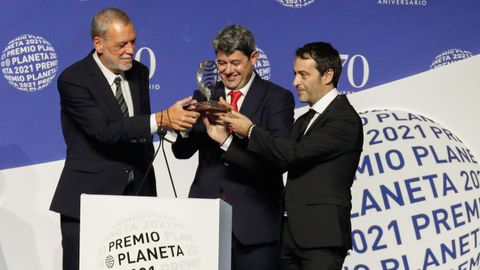Los ganadores del premio Planeta: Jorge Díaz, Antonio Mercero y Agustín Martínez, los tres guionistas y escritores detrás del seudónimo Carmen Mola.