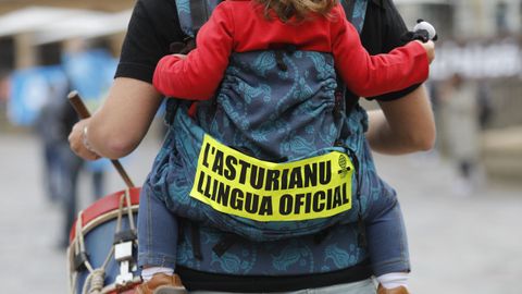 Asistentes a una manifestación por la Oficialidad del asturiano
