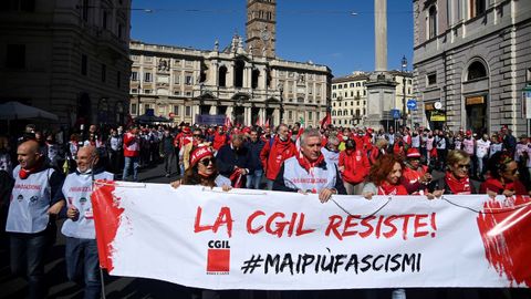 Marcha en Roma contra el ataque al CGIL. Miles de personas mostraron ayer su repulsa al ataque contra la sede del mayor sindicato de Italia, la Confederacin General Italiana del Trabajo (CGIL), en el que participaron dirigentes del grupo neofascista Forza Nuova.
