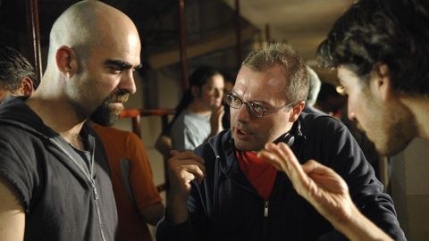 Daniel Monzón, director de la película, imparte instrucciones a Luis Tosar y a Alberto Ammann, protagonistas de Celda 211