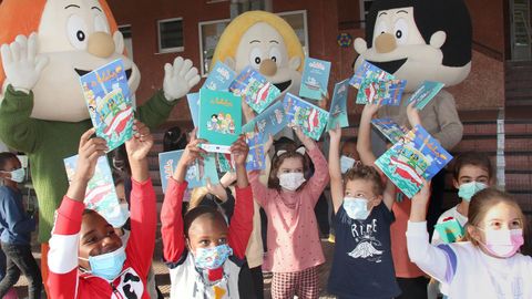 «Os Bolechas e o mar» se presentó en los colegios de Burela, donde entregaron ejemplares de la publicación a los pequeños