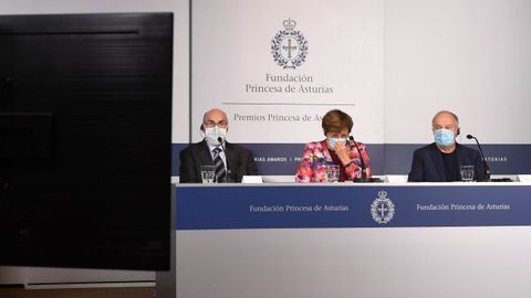 Los inmunólogos Philip Felgner, Katalin Karikó y Drew Weissman, este lunes, en Oviedo