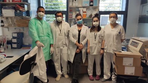 Investigadores del equipo CovidBens que rastrea la presencia del coronavirus en las aguas residuales que llegan a la estación depuradora de A Coruña